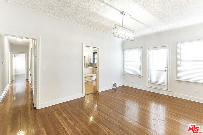 Building Photo - 143 S Mansfield Ave