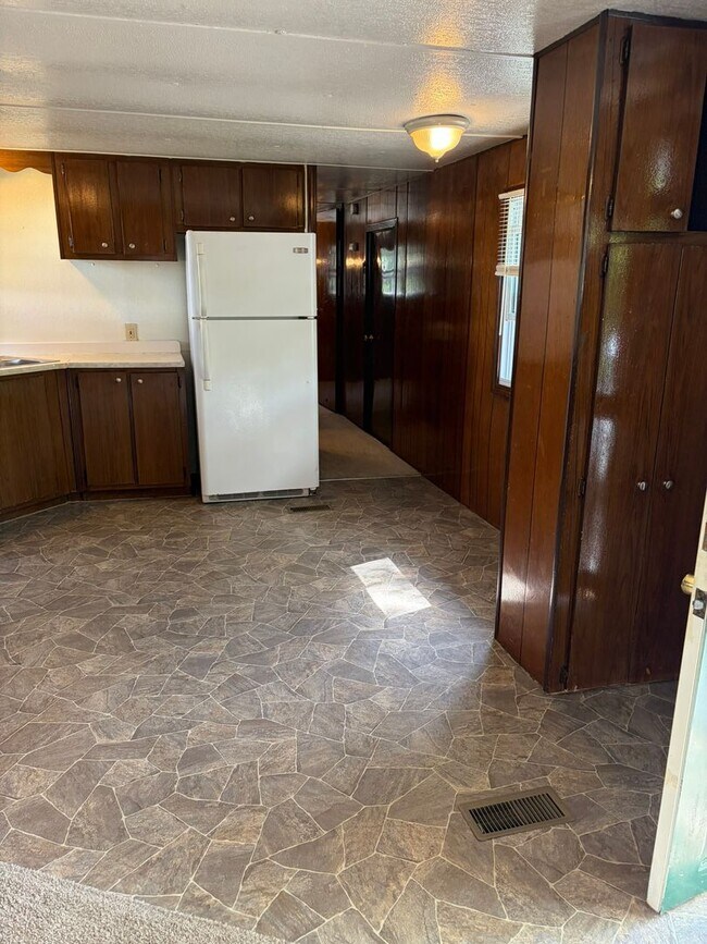 Building Photo - 2 Bed 1 Bath Mobile Home