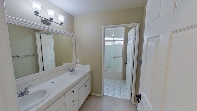 Building Photo - Spacious 4 Bed / 3 Bath Winchester Commons Home!