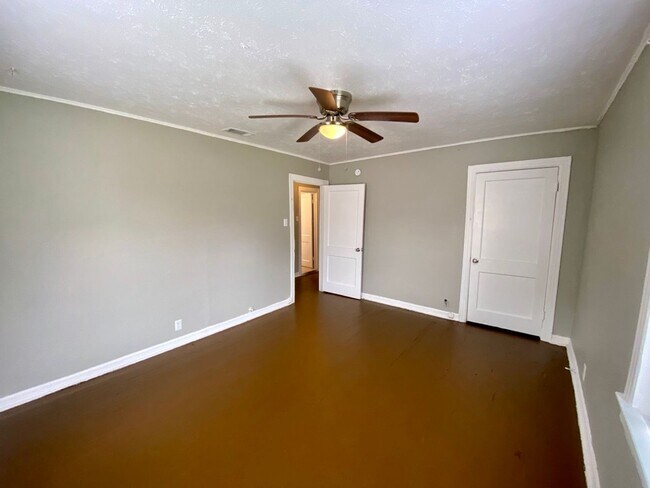 Building Photo - Charming home with a large fenced backyard...