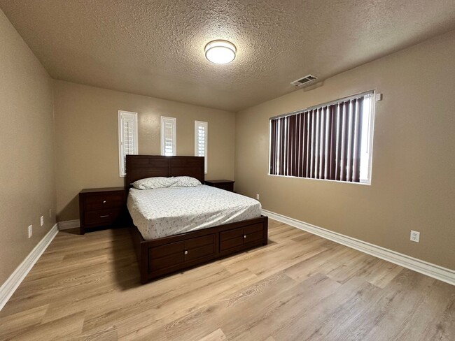 Building Photo - Spacious 5-bedroom, 3-bathroom short-term ...