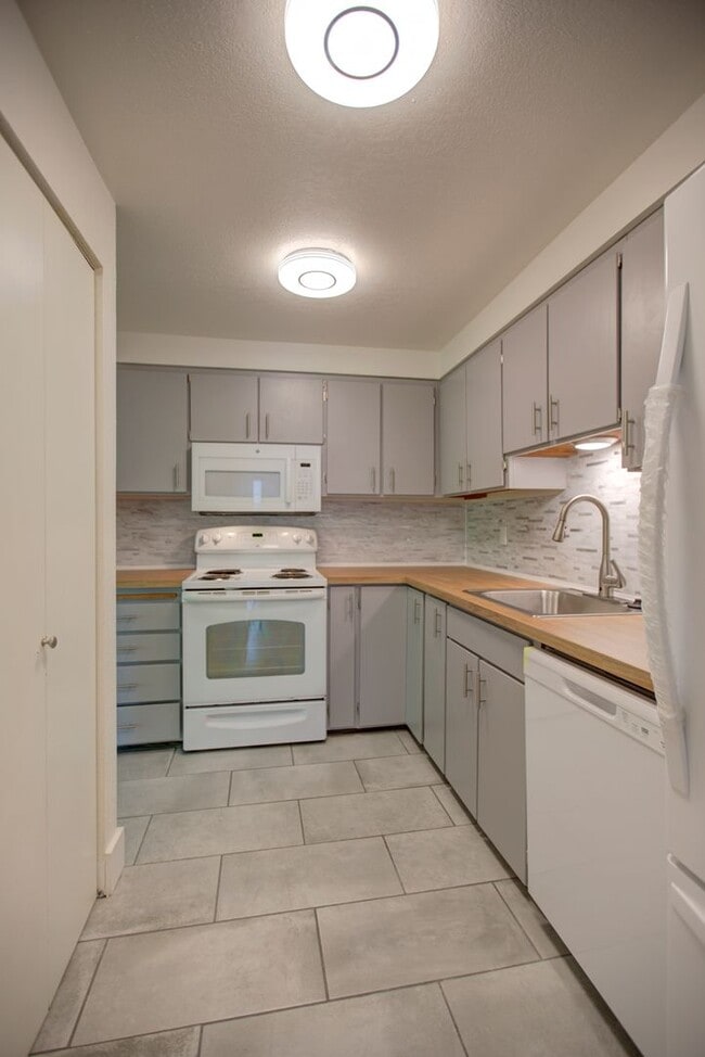 Building Photo - Large 2bd, 2ba Condo Available w/ Private ...