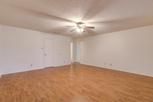 Building Photo - Spacious Single-Story Living in Meadow Brook