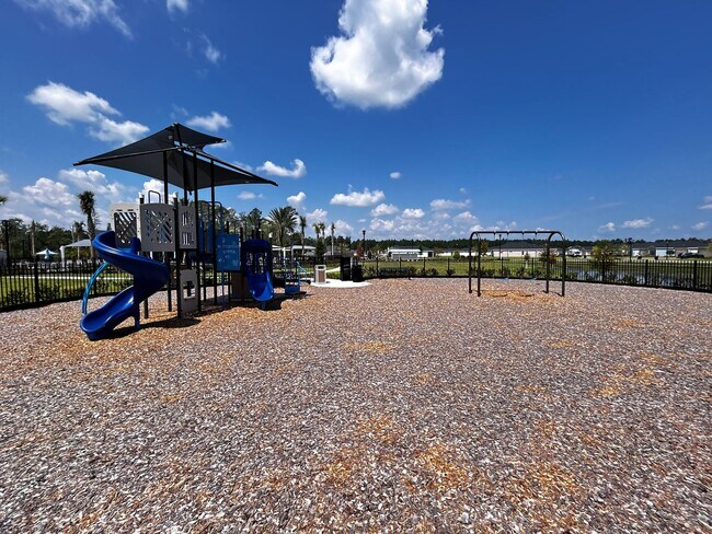 Building Photo - Brand New Pristine 4/3 minutes from River ...