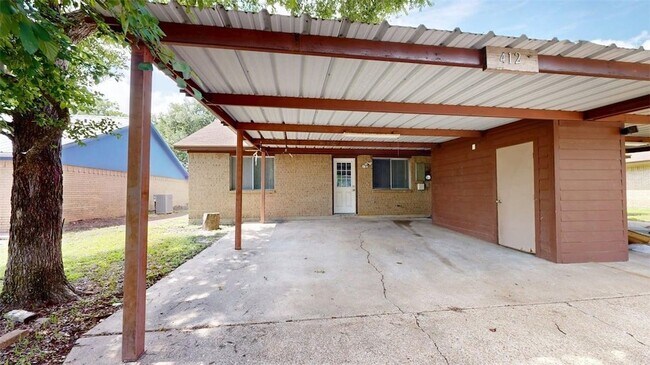 Building Photo - 412 University Oaks Blvd