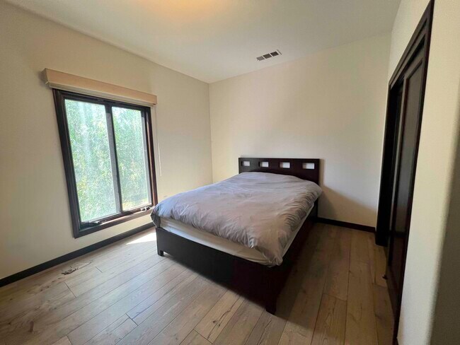 Building Photo - 2281 N Beachwood Dr