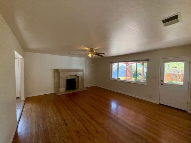 Building Photo - 6109 Golden Dawn Way
