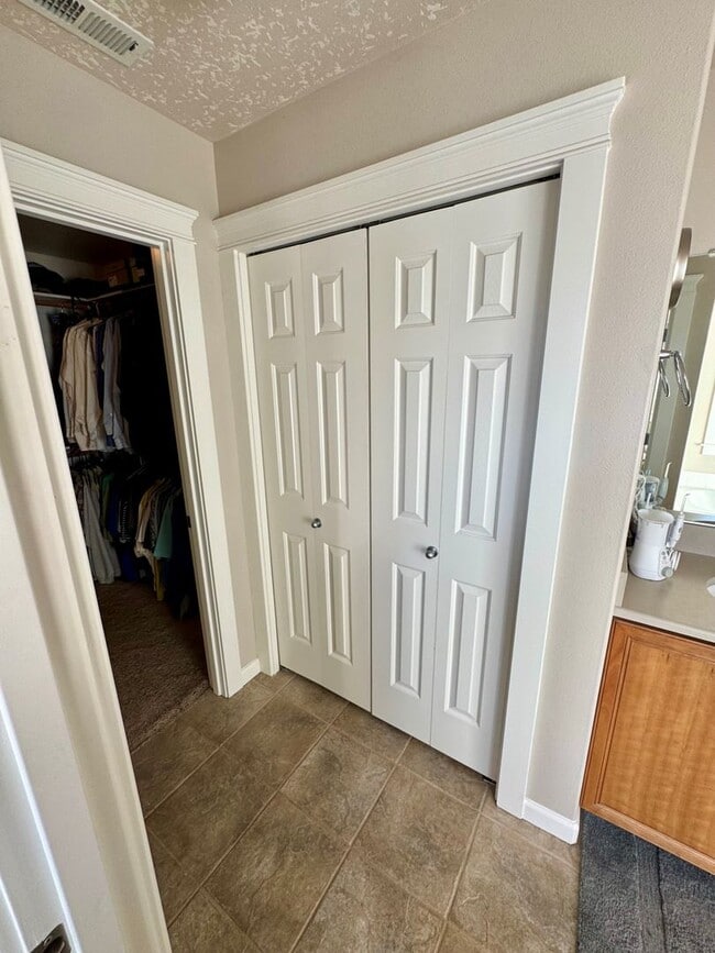 Building Photo - RARE! 5 Bedroom Rental Home pre-leasing for the end of February! Entertainers' Paradise - Pet Fri...