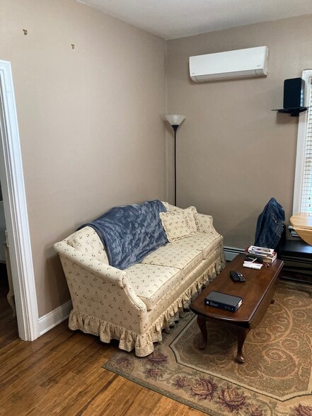 LIVING ROOM - 4 Lincoln Ave