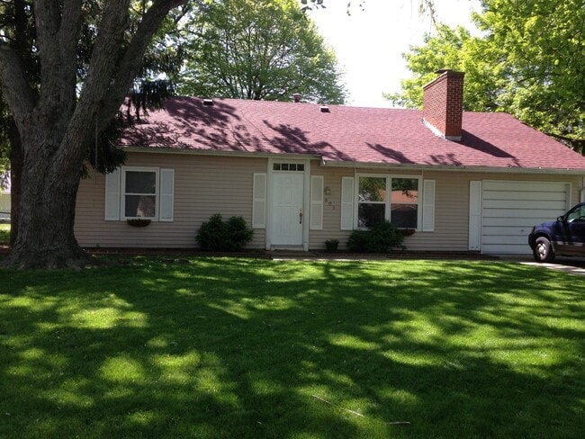 Building Photo - 3 Bedroom w/Fenced Yard