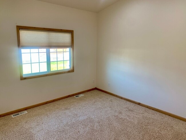 Building Photo - 3 bedroom 2 bath townhome