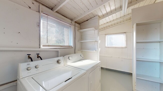Building Photo - Charming Two Bedroom In the Heart of Downtown Kent !