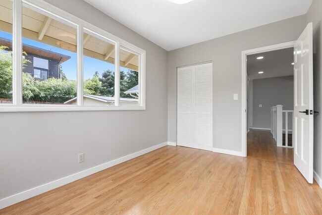 Building Photo - Sunny Air Conditioned Mercer Island Charmer!
