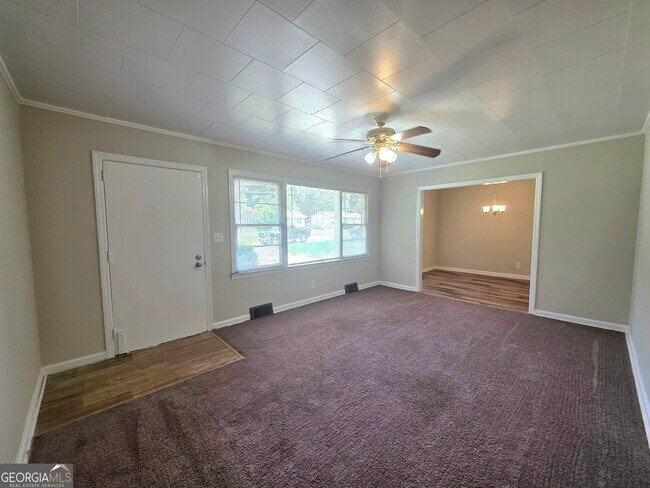 Building Photo - 2639 Tredway Dr