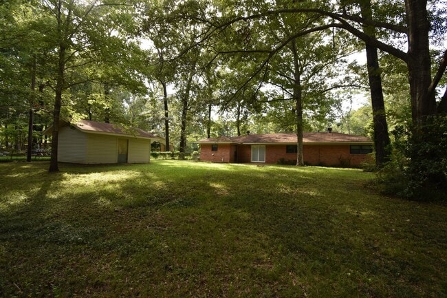 Building Photo - 3 Bedroom with Fenced in Backyard and Shop!
