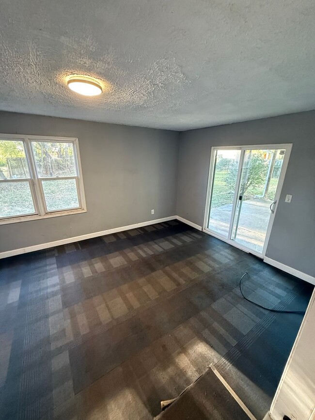 Building Photo - 4 bedroom/2 bath house