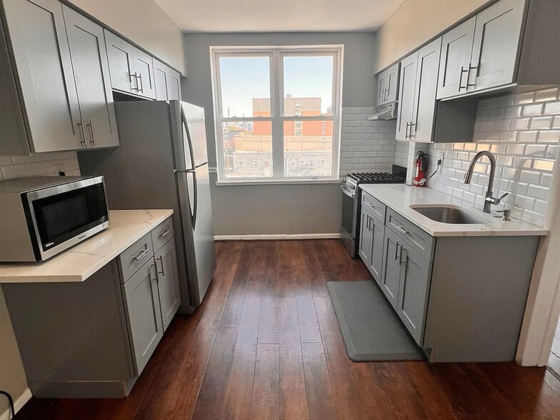 Building Photo - 217 44th St