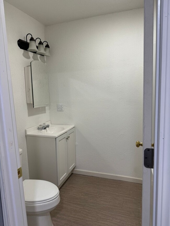 Building Photo - Recently updated 2 bedroom home