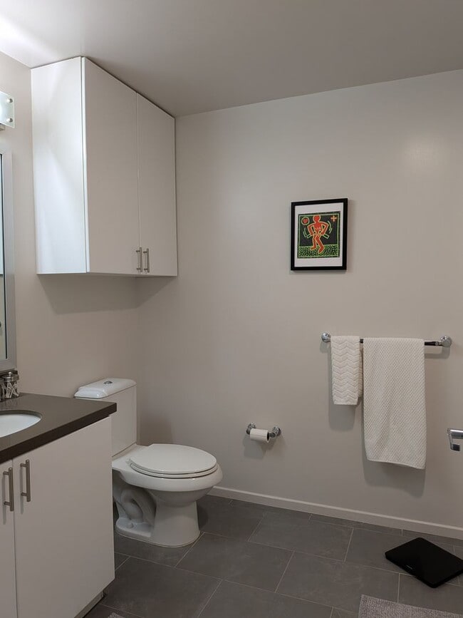 Building Photo - Studio Apartment Home on Top Floor with views of City Hall!