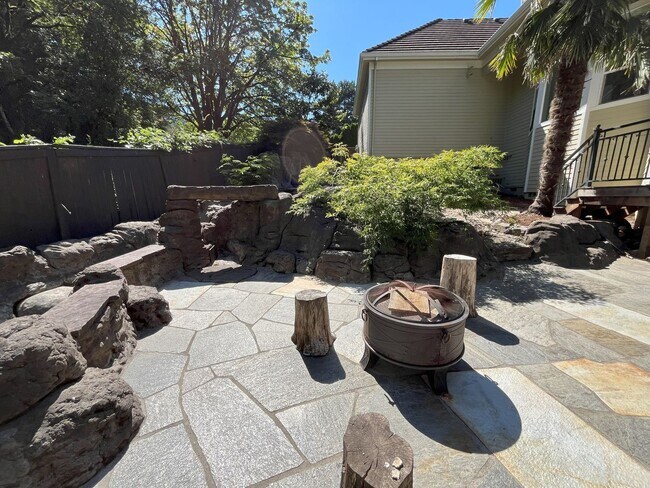Building Photo - Elegant 4-Bedroom Luxury Home with Panoram...