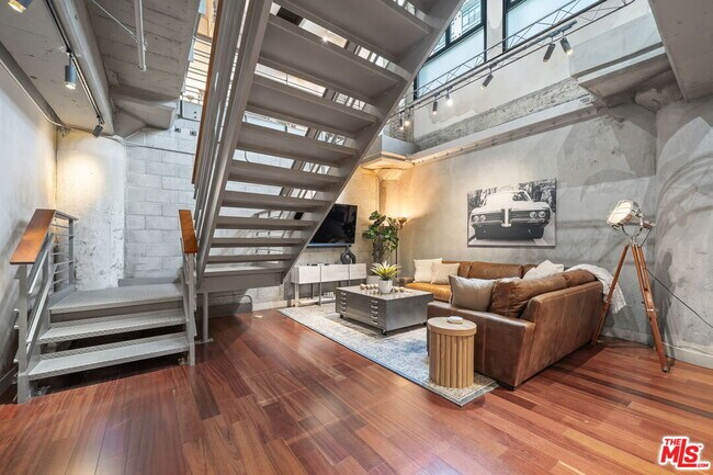 Building Photo - 330 W 11th St