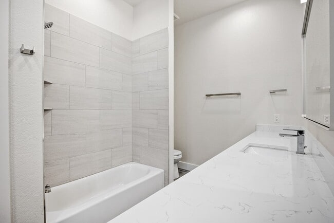 Building Photo - 22 Pinnacle Club Dr