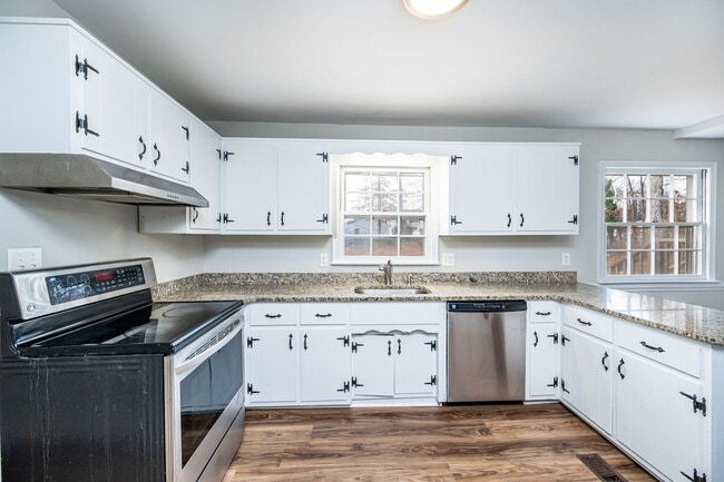 Building Photo - Beautiful Hopewell Move In Ready Home!