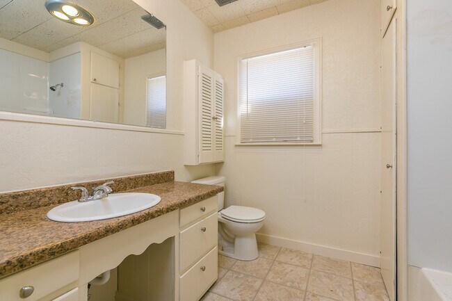 Building Photo - Adorable 3 Bedroom Home in Sunset Addition!