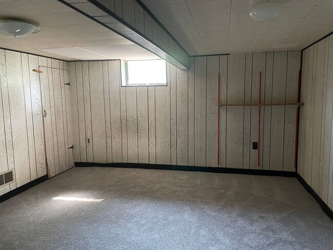 Building Photo - Charming Bungalow Available - Walk To Sout...