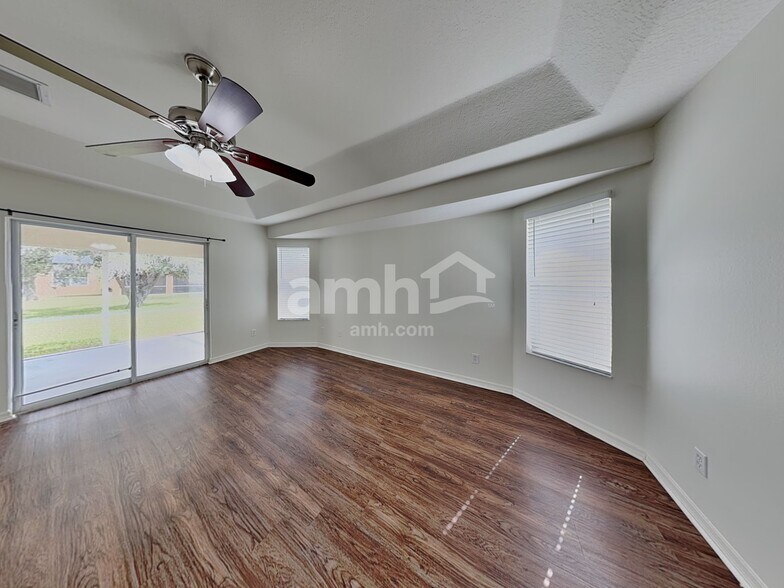 Building Photo - 5731 NW Zenith Dr