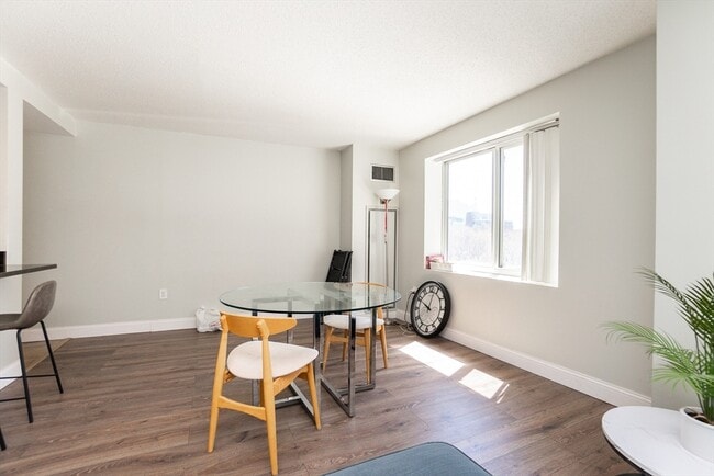 Building Photo - 8 - 10-10 Museum Way