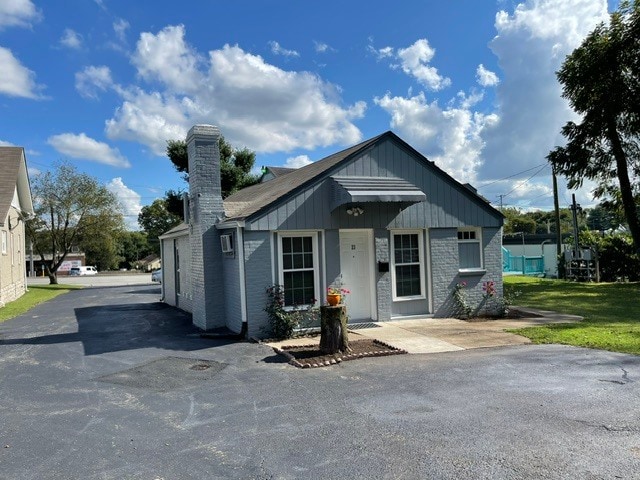 This cozy studio is private and near plenty of green space. - 3811 Gallatin Pike