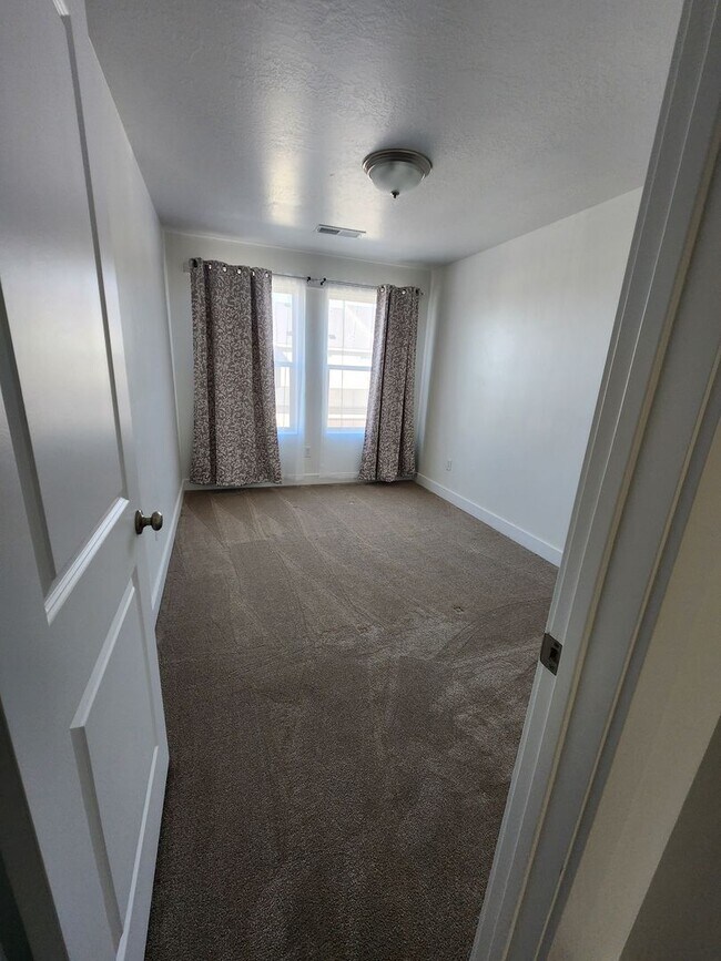 Building Photo - Beautiful Modern Townhome with Spacious La...