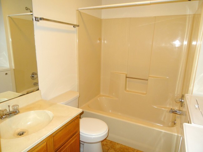 Building Photo - 420 Cherry Dr