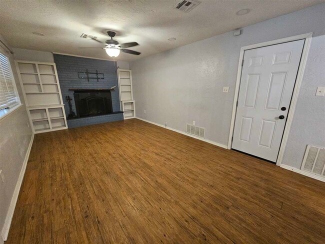 Building Photo - 5418 NW Cottonwood Dr