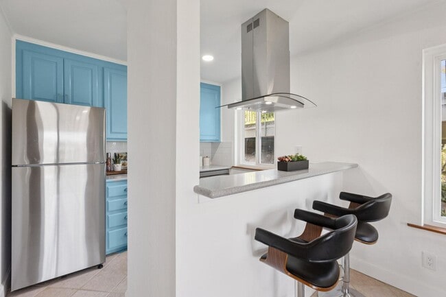 Building Photo - 2 Bedroom, 2 bathroom condo available with spectacular views of Richardson Bay!