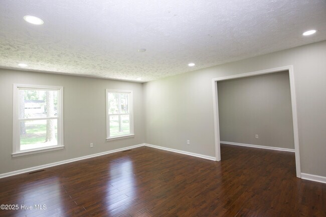 Building Photo - 906 N Glenwood Trail