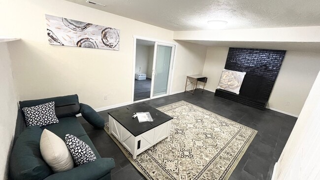 Building Photo - 5 Bedroom/4 Bathroom Home in West Valley City