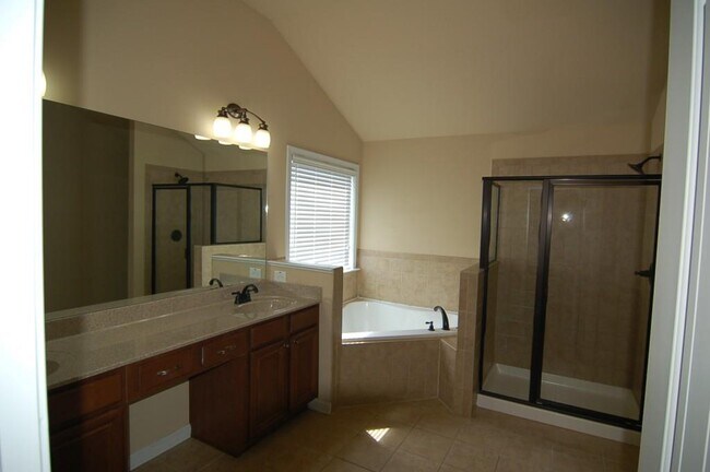 Building Photo - 2145 Manor View