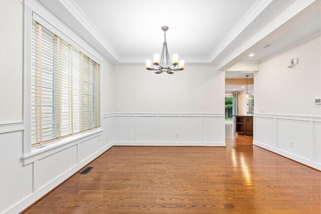 Building Photo - Elegant University Place Home with A/C, Tandem Garage, Office & Balcony Bedroom Near JBLM!