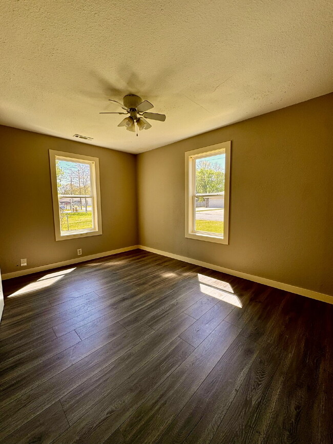 Building Photo - 803 E Greenfield St