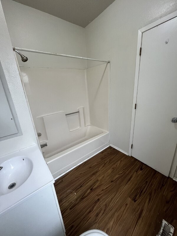 Building Photo - 1513 Des Moines St
