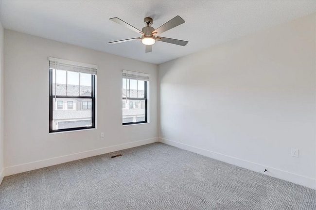 Building Photo - Charming 3-Bed Townhome in Prairie Trail