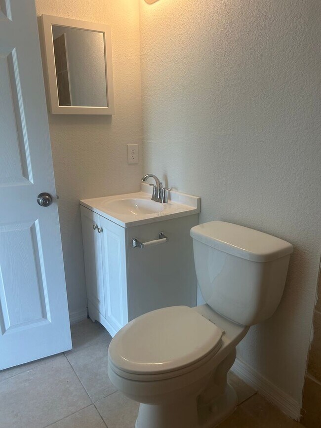 Building Photo - 3/2/1 Single Family Home Available-Cozy Pe...
