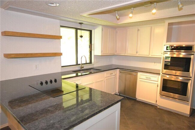 Building Photo - 402 Greenwood Dr