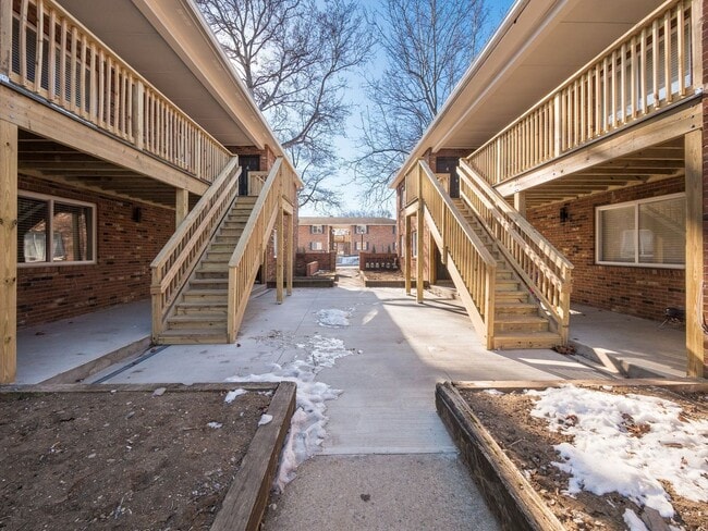 Building Photo - 620 Riverview Dr