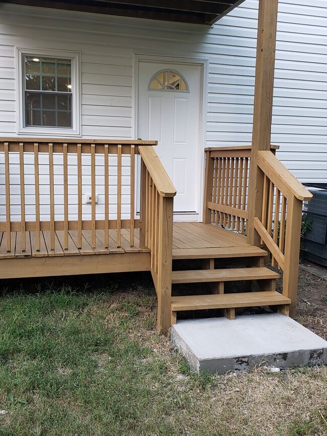 Building Photo - Available Now! | Charming 4-Bedroom Home |...