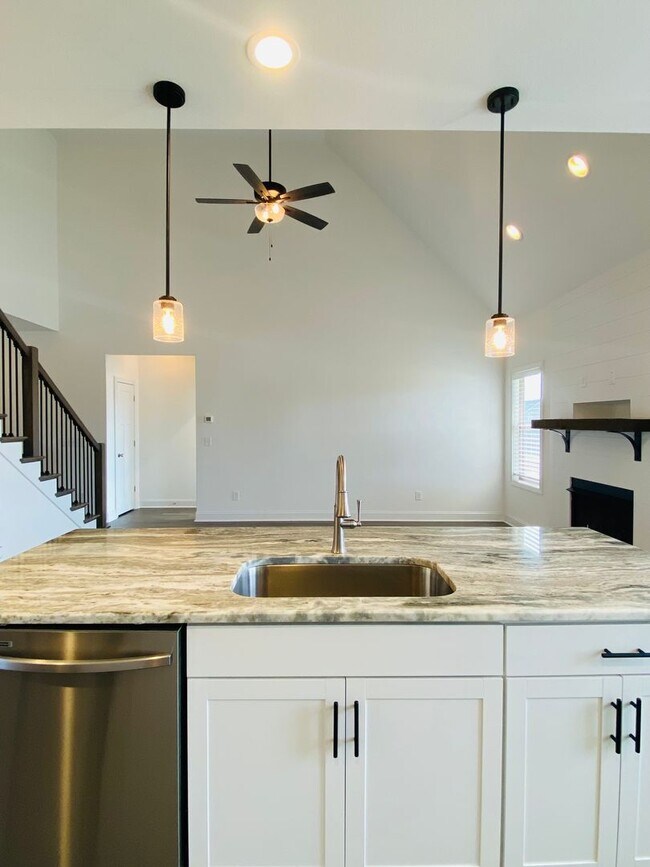 Building Photo - Luxury Home