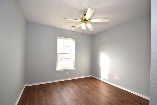 Building Photo - 903 SW Sandrock Rd