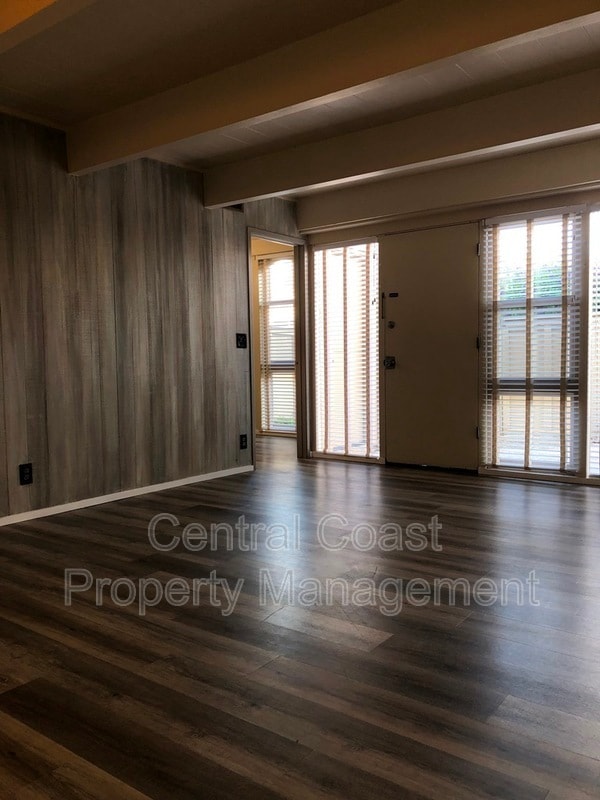 Building Photo - 451 Dela Vina Ave